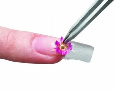 kwiatki na paznokciach